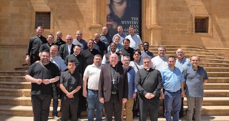 Los sacerdotes visitaron la exposición The Mystery Man, en la Catedral, en el día de su Patrón, san Juan de Ávila