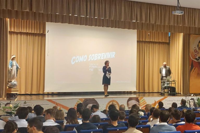 Jóvenes, niños y familias, congregados en el Colegio Regina Mundi