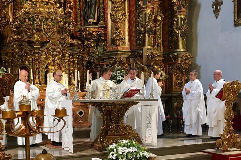 Primera misa en la parroquia de San Ildefonso del sacerdote granadino D. José María Ortega