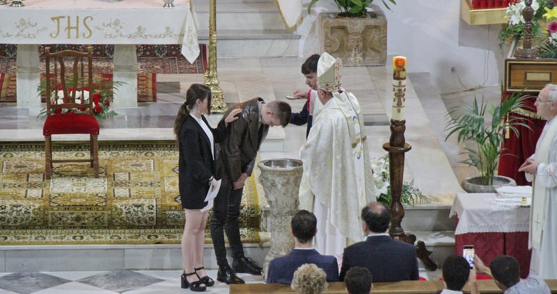 Con el bautizo de un adulto y la confirmación de 15 personas culminó la visita pastoral del obispo a Orce