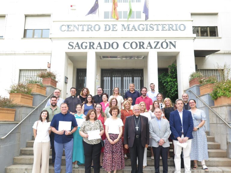 El Obispo entrega los diplomas del Curso de Protección de Menores