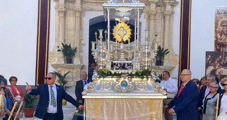En carroza salió la custodia por als calles de Caniles