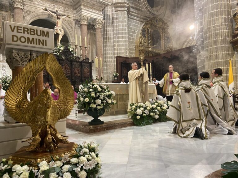 Monseñor José Rico Pavés en la Solemnidad de Santísimo Cuerpo y Sangre de Cristo : “La Eucaristía es la fuente y la cima de la vida cristiana”