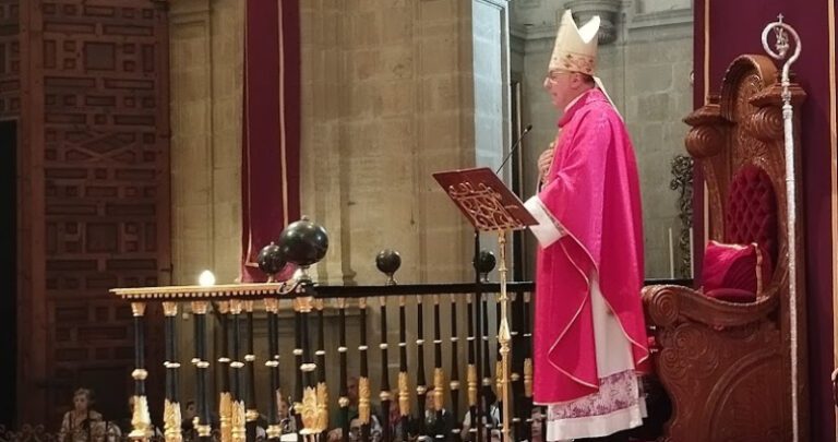 El delegado del clero, en nombre del presbiterio, felicita al obispo en el aniversario de su ordenación sacerdotal