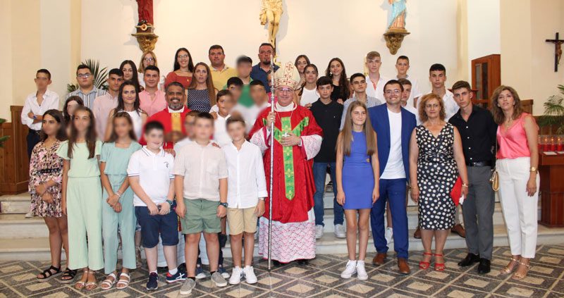 El obispo confirmó a 37 feligreses de Charches, jóvenes y mayores