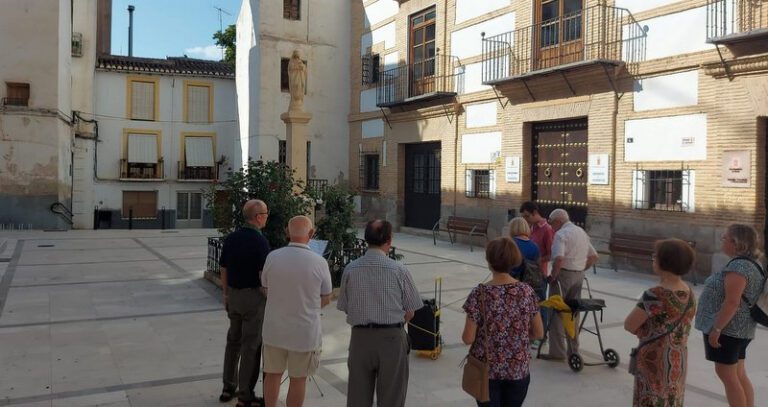 En Baza se volvió a rezar el rosario en la plaza del Arco de la Magdalena