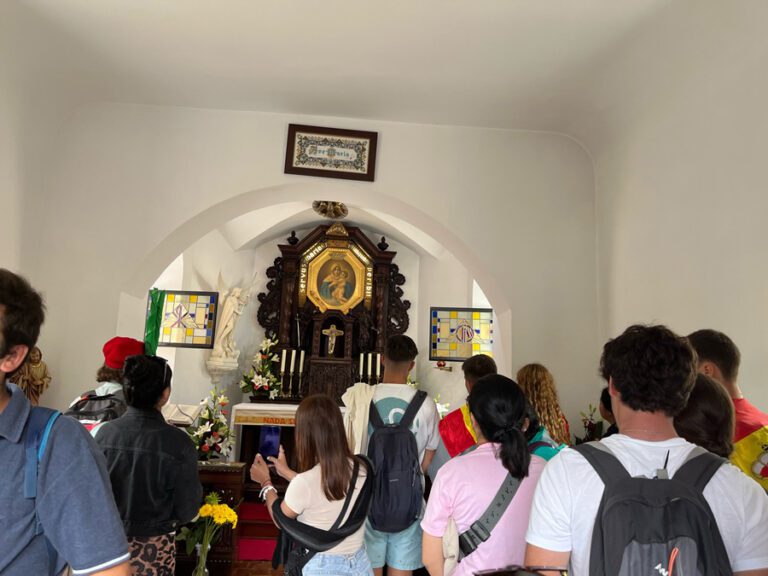 Escribiendo en piedra intenciones ante la Virgen