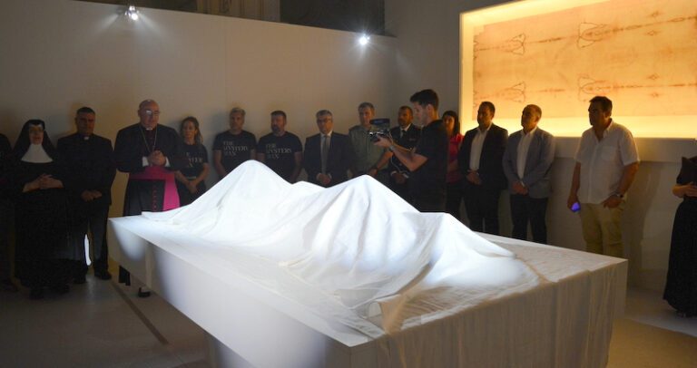 “Esta exposición ha sido la mejor embajadora de todo lo que somos y de todo nuestro patrimonio”: Mons. Orozco en la clausura de la exposición The Mystery Man, en Guadix