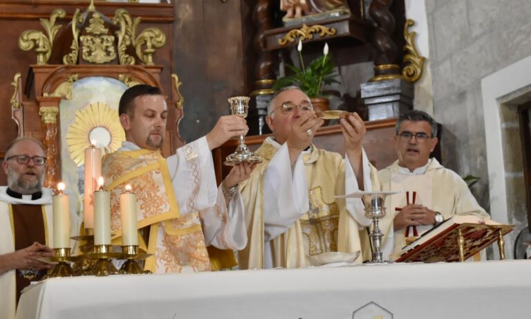 HOMILÍA EN EL DIACONADO DE JESÚS RICO: “Es más fácil seguir a los ídolos seductores que al Dios del servicio callado y gratuito”