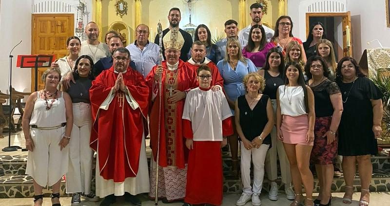 En Fonelas, el obispo confirmó a 21 adultos