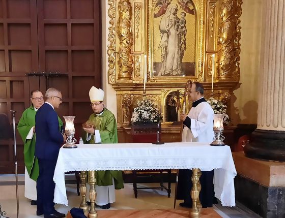 Mons. León preside la misa de acción de gracias por la restauración del retablo de la Hdad de Ntra. Sra. de la Antigua