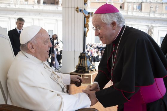 El Papa nombra a monseñor Saiz miembro del Dicasterio para los Laicos, la Familia y la Vida