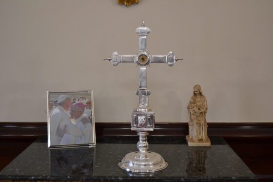 Introducción de reliquia Ex Lignum Crucis D.N.J.C. en relicario de la Santa Iglesia Catedral de Huelva