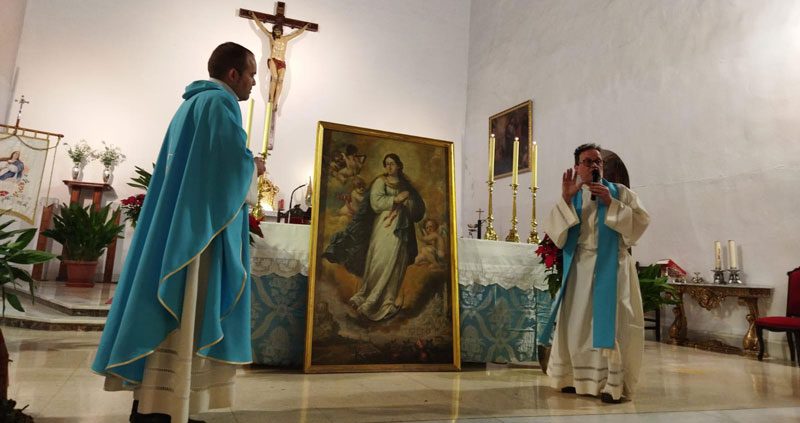 El sacerdote Joaquín Caler dona un cuadro de la Inmaculada a la parroquia de su pueblo natal, Caniles