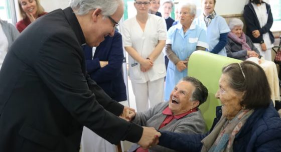 Monseñor Saiz visita la residencia de mayores San Andrés, de Lebrija