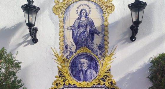 Un azulejo conmemora la beatificación del Padre Arias en Cantillana
