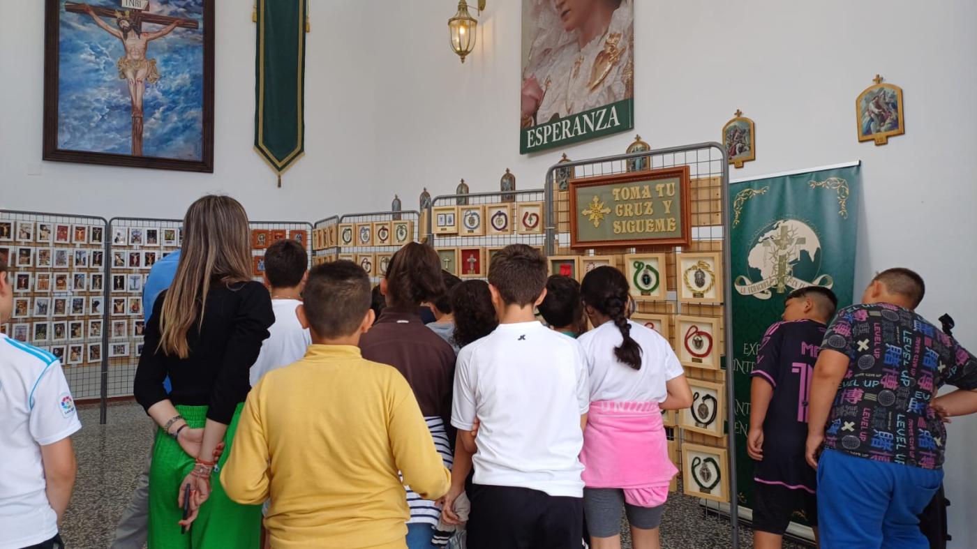 Numerosos grupos de escolares han visitando la exposición de la Vera Cruz en Coín