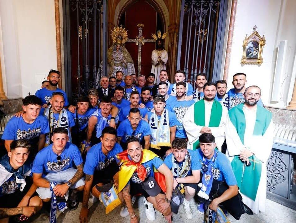 Ofrenda floral del Málaga CF ante Jesús Cautivo, en la iglesia de San Pablo