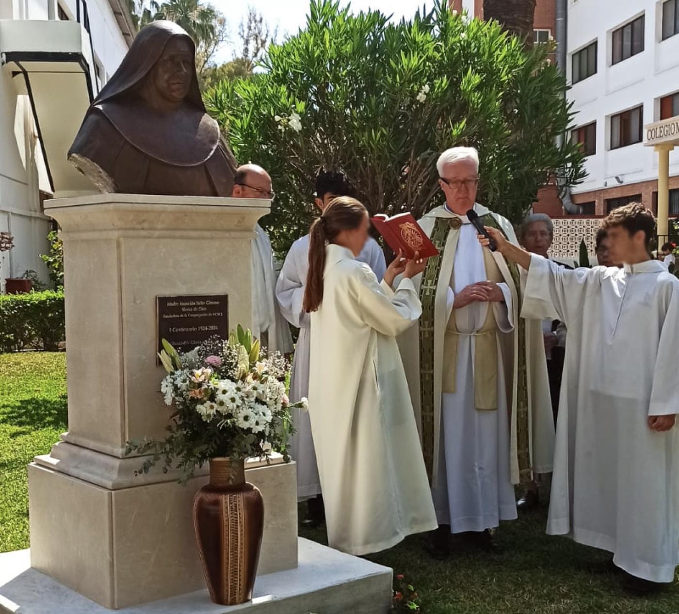 El P. O’Neill bendijo el nuevo busto de Madre Asunción instalado en el colegio malagueño del mismo nombre con motivo del jubileo por el centenario de las Carmelitas del Sagrado Corazón de Jesús