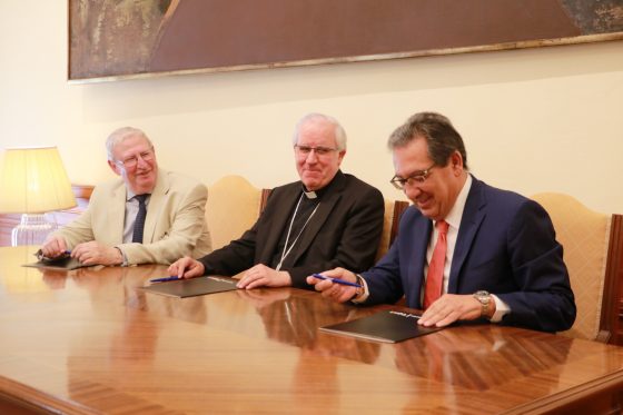 Firma de convenio entre la Archidiócesis y la Fundación Cajasol (8)