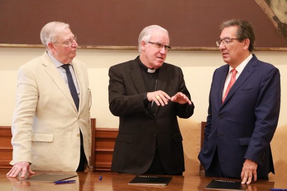 Firma de convenio entre la Archidiócesis y la Fundación Cajasol (1)