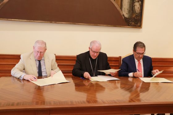 Firma de convenio entre la Archidiócesis y la Fundación Cajasol (4)