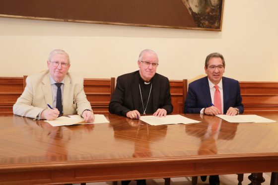 Firma de convenio entre la Archidiócesis y la Fundación Cajasol (5)