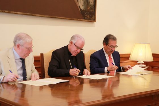 Firma de convenio entre la Archidiócesis y la Fundación Cajasol (6)