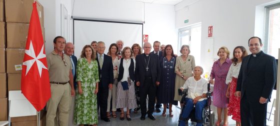 El Sr. Arzobispo con el Delegado y un grupo de miembros de la Orden de Malta