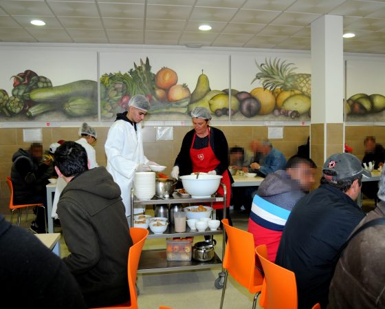 Voluntarios atendiendo el Comedor San Juan de Acre