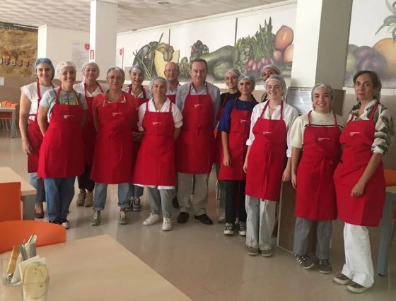 D Miguel Enrile en el Comedor San Juan de Acre con los voluntarios