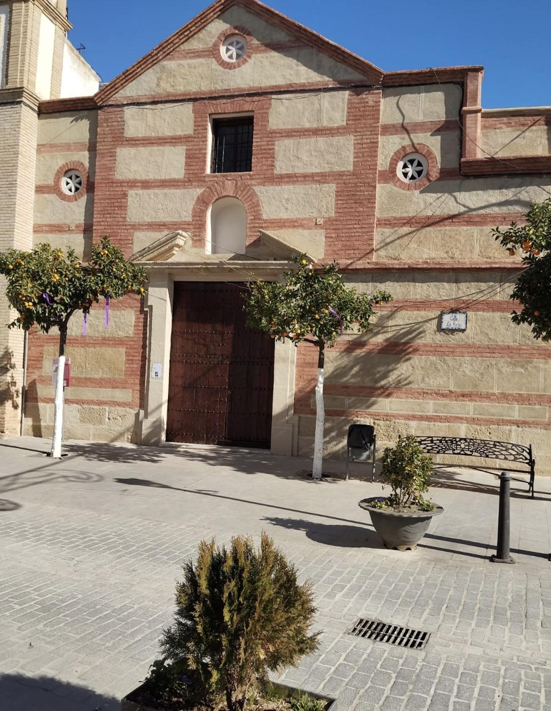 Fachada restaurada de la parroquia de Cuevas Bajas