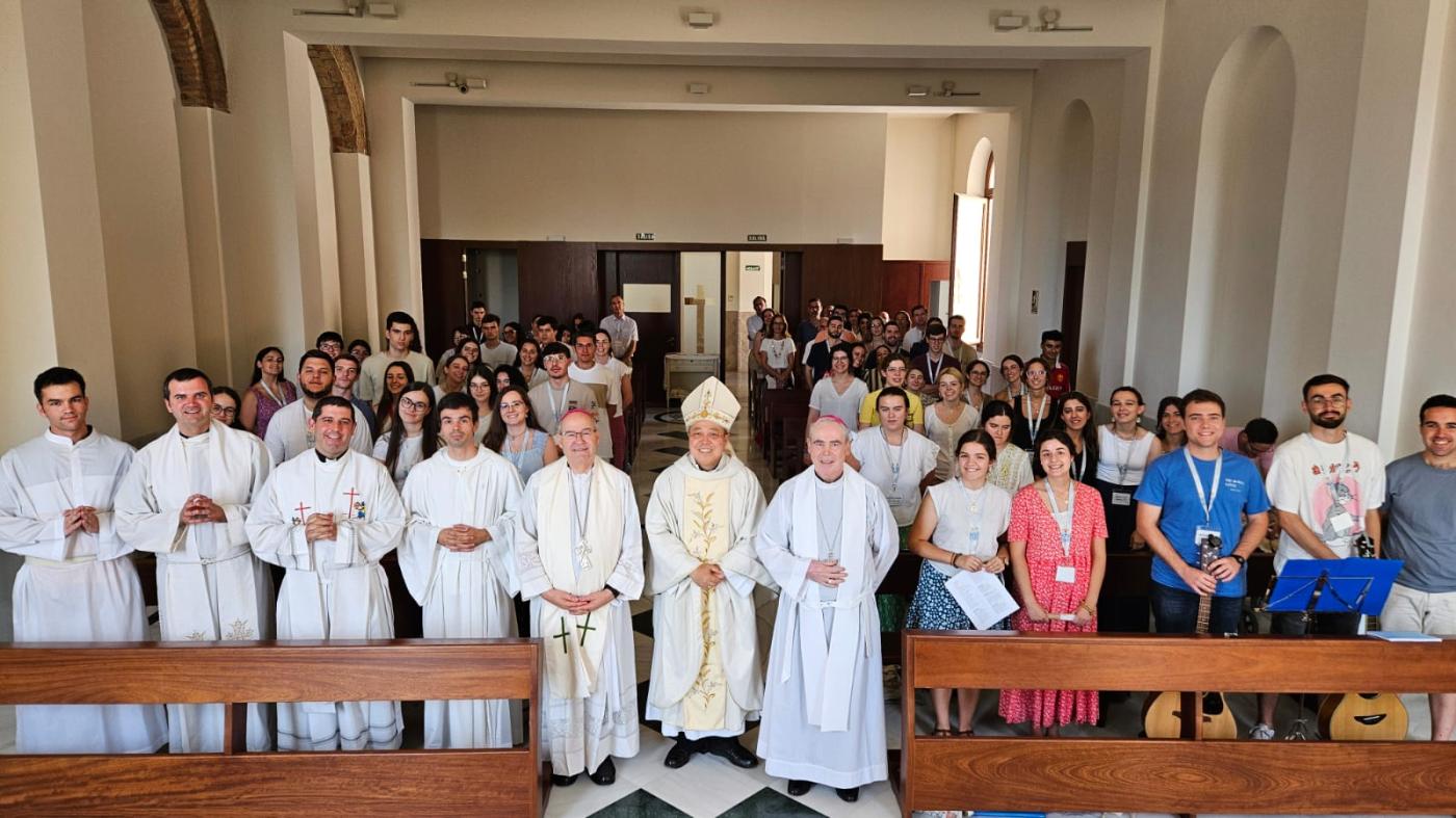 Foto de familia tras la misa del martes 6 de agosto en el Campus de Verano de Pastoral Universitaria de Toledo en Málaga