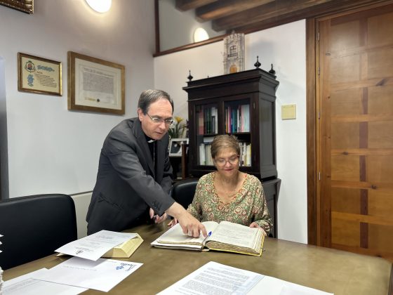 Firma del nombramiento de la nueva delegada de Pastoral del Trabajo (2)