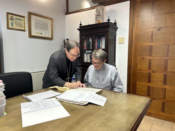 Firma del nombramiento del sacerdote Miguel Ángel Núñez