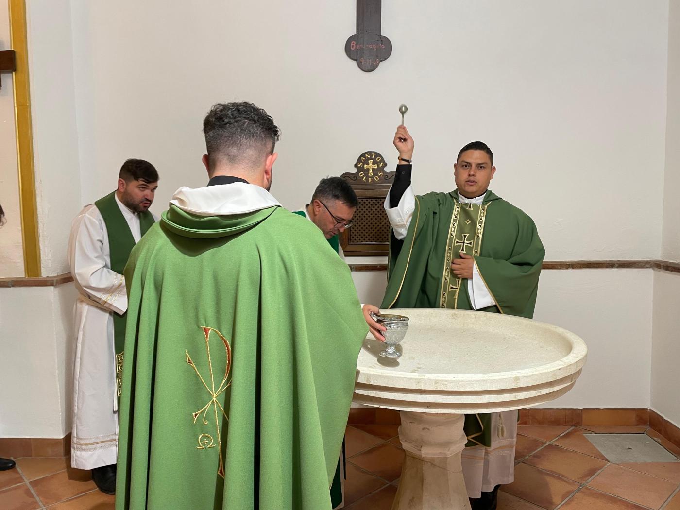 El sacerdote Carlos Samuel toma posesión de la pila bautismal en la parroquia de la Encarnación, en Benamargosa // E. LLAMAS