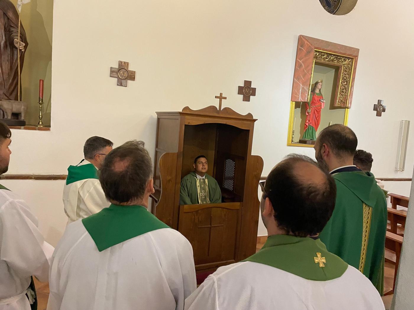 El sacerdote Carlos Samuel toma posesión del confesionario en la parroquia de la Encarnación, en Benamargosa // E. LLAMAS