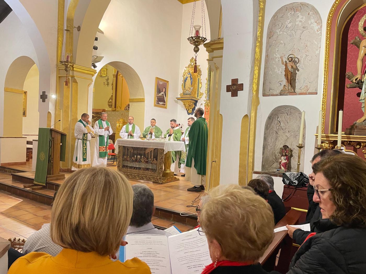 La parroquia de la Encarnación, en Benamargosa, recibe al sacerdote Carlos Samuel Córdoba // E. LLAMAS