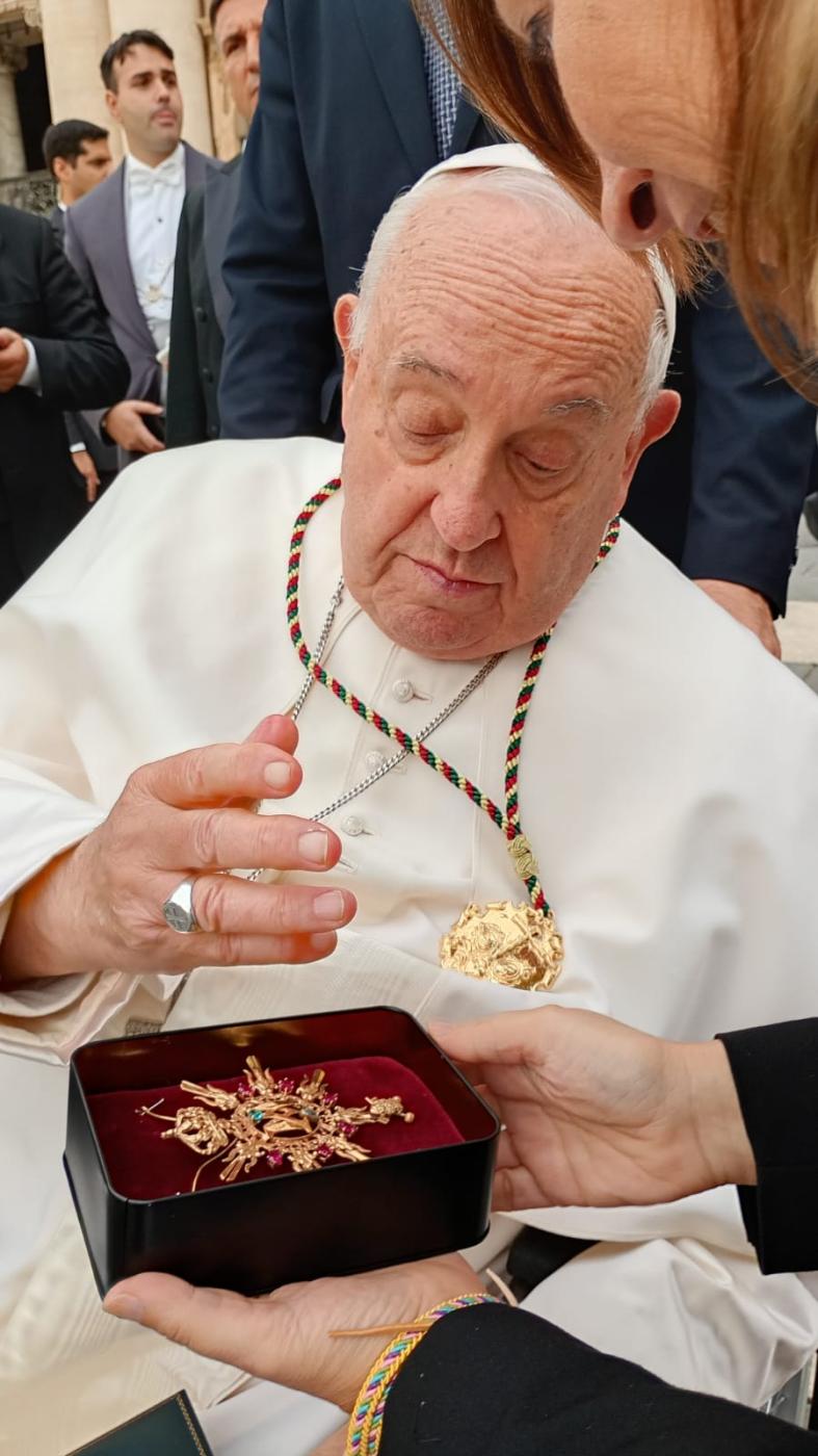 El papa bendiciendo la medalla de oro de la Hermandad de las Penas