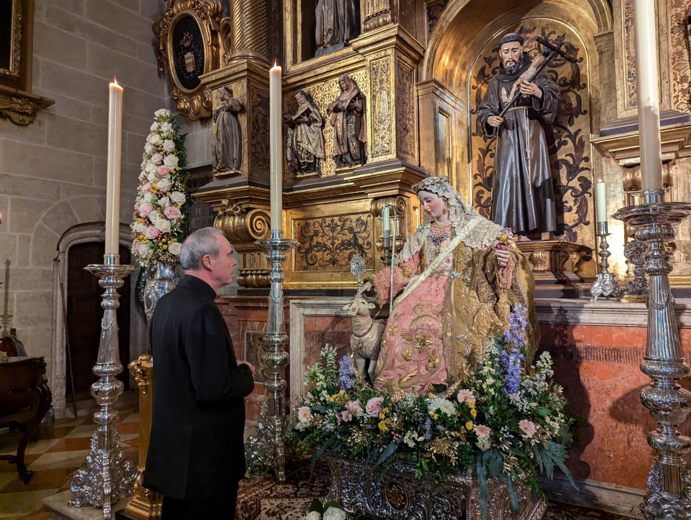 Mons. Catalá reza ante la imagen de la Divina Pastora antes de ser coronada