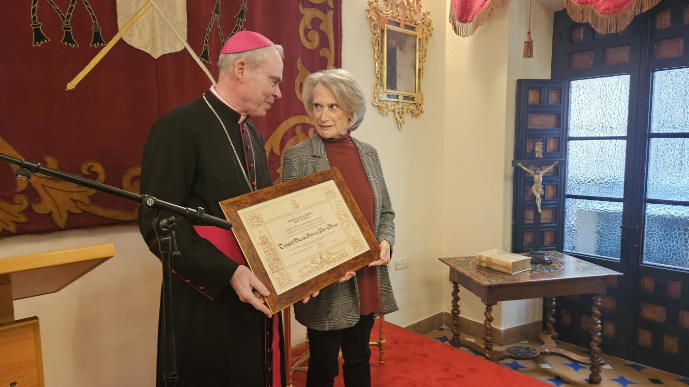 Mons. Catalá entrega el reconocimiento de la medalla Pro Ecclesia Malacitana a Trinidad García-Herrera Pérez-Bryan