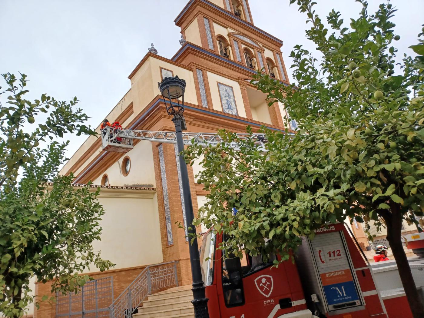 Bomberos en la parroquia de San Isidro y Santa María de la Cabeza, en Cártama-Estación, en las lluvias de octubre