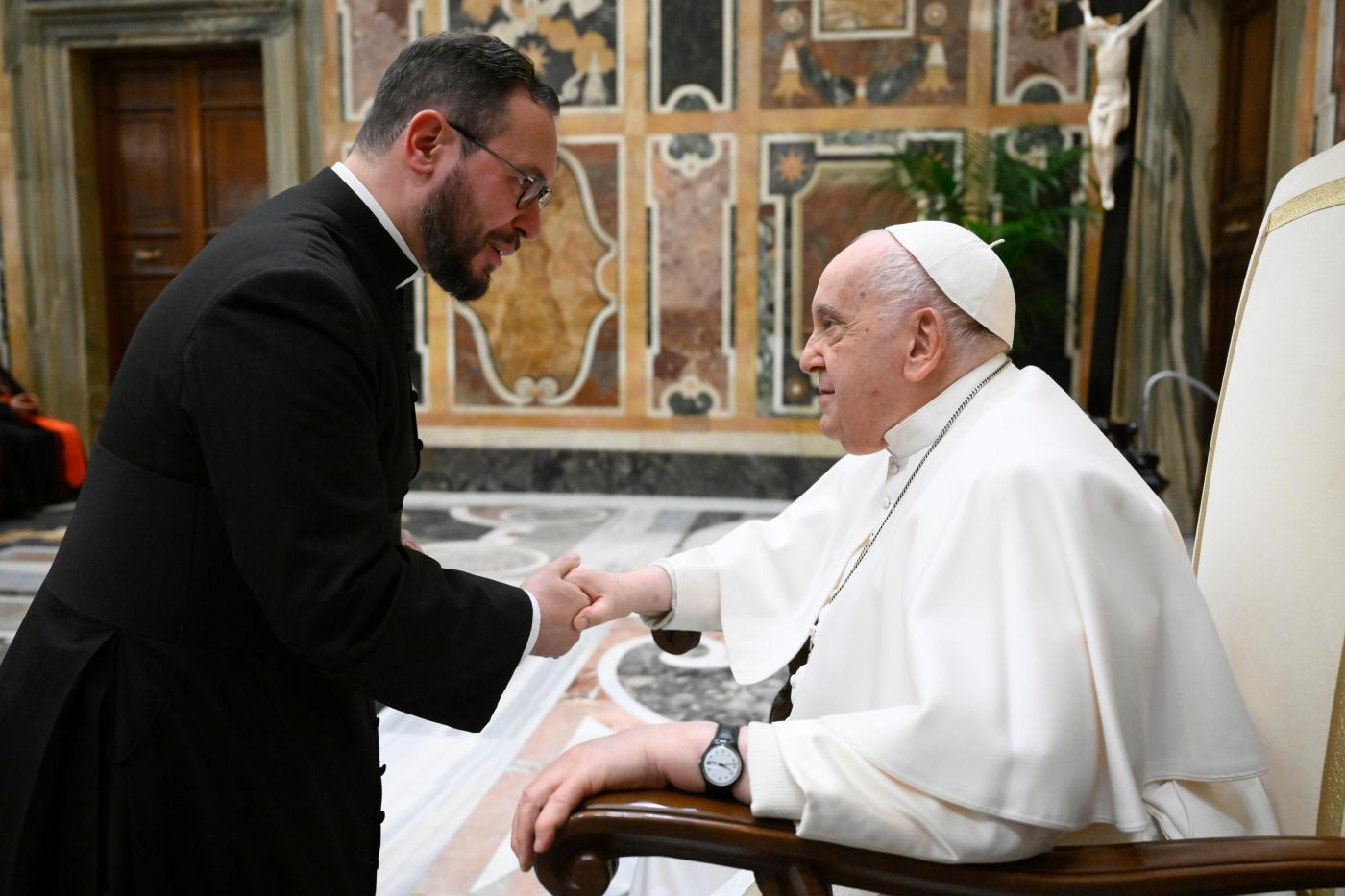 Salvador Aguilera saluda al Papa durante la audiencia concedida a la Plenaria del Dicasterio para el Culto Divino y la Disciplina de los Sacramentos en febrero de 2024. FOTO: VATICAN MEDIA