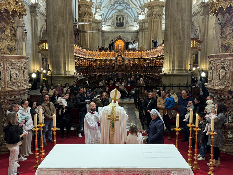 Familia bendición niños catedral 2 2 25 2