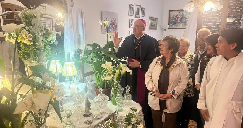 El obispo bendijo una Cruz de Mayo en una casa particular de Dólar