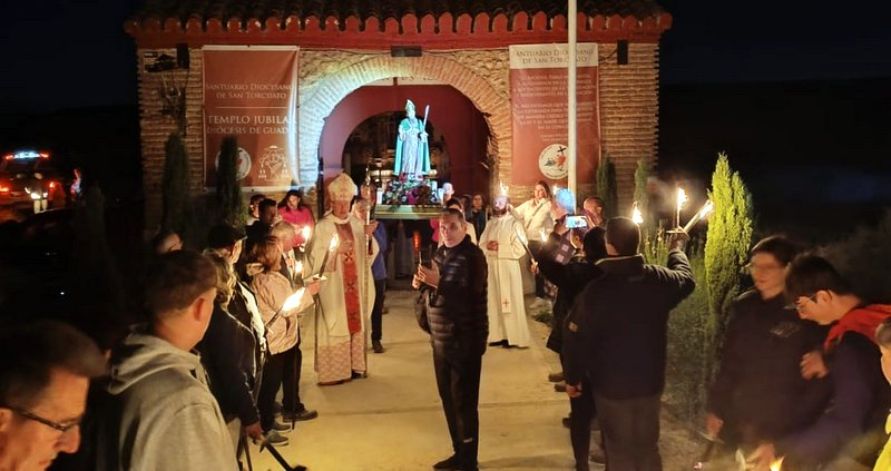 Face Retama acogió, un año más, la procesión de las antorchas, preludio de la fiesta de San Torcuato