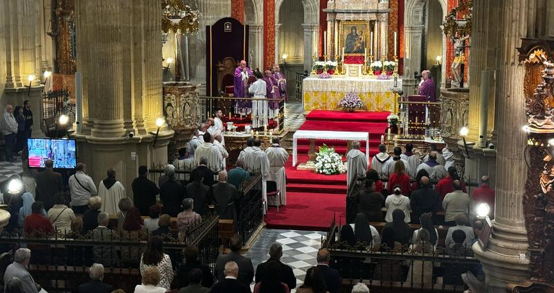 “He podido llevar personalmente la oración de la diócesis de Guadix y de todos vosotros junto al féretro del Papa, en la Basílica de San Pedro”: Mons. Orozco en el funeral diocesano por el papa Francisco