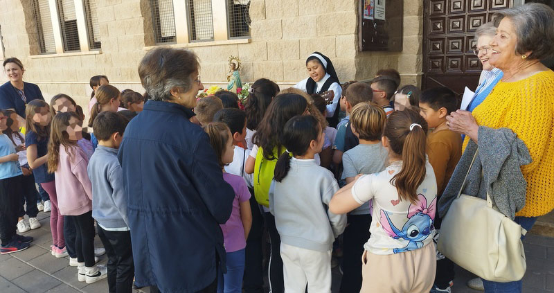 Los niños de catequesis de Huéscar despiden el curso con una ofrenda floral