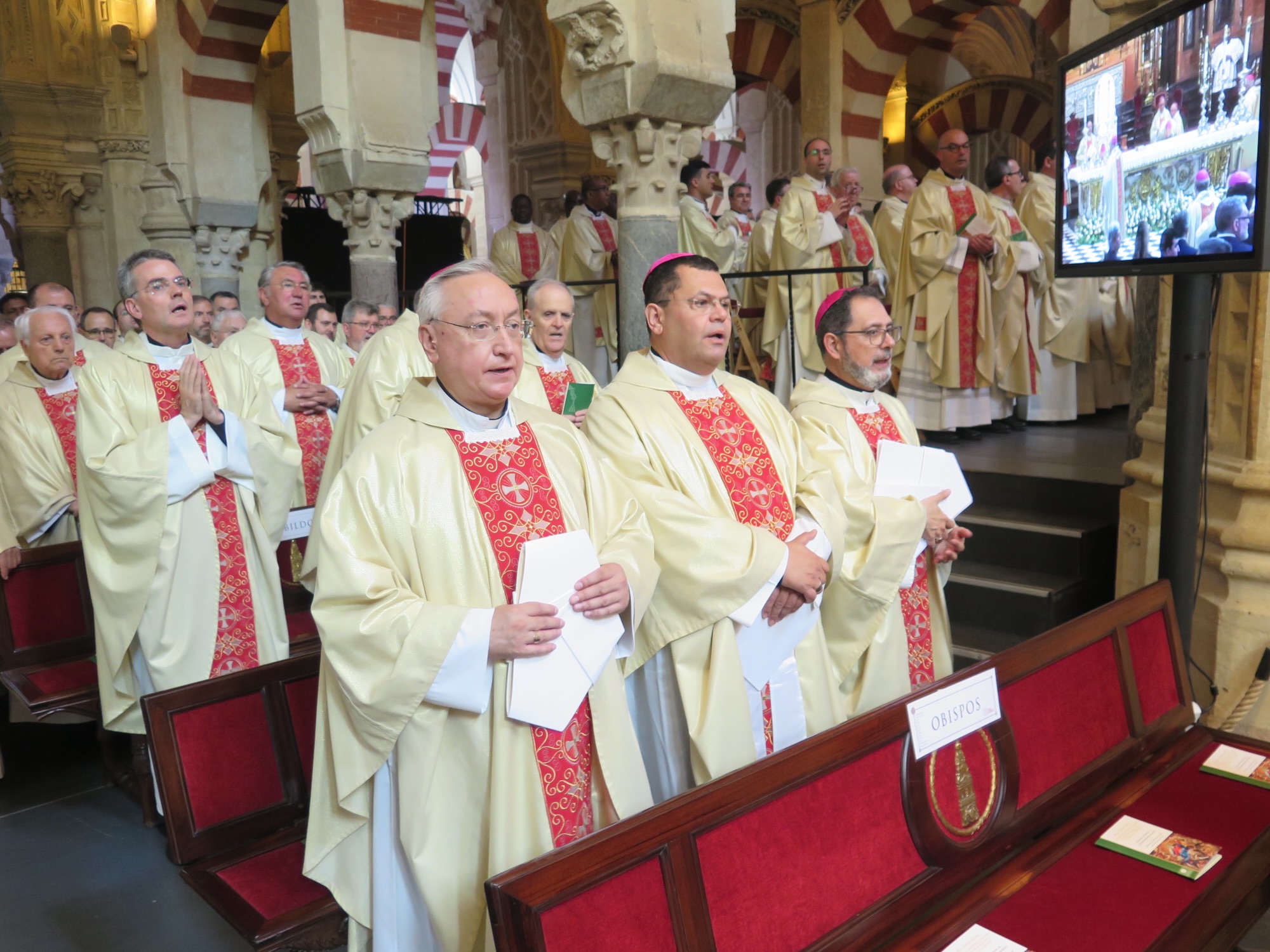 Monseñor José Rico Pavés presente en la toma de posesión del nuevo Obispo de la Diócesis de Córdoba