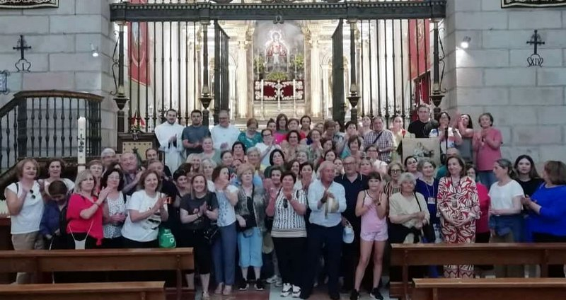 El Grupo Parroquial de la Virgen de la Cabeza, de Darro, se presentó ante la Virgen en el Santuario de Sierra Morena